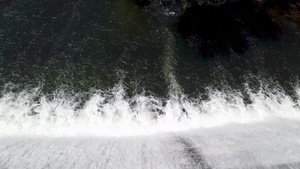 从大坝中抽取的流水慢动17秒视频