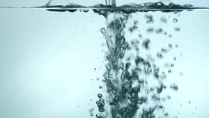 玻璃缸里灌入水20秒视频