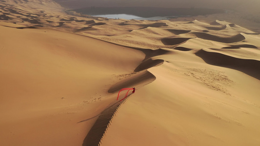 巴丹吉林沙漠人像航拍视频
