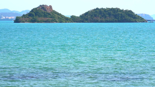 纯净蓝海在水面和岛屿上的清晰波浪视频