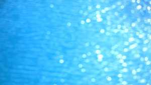 浅光反射阳光照耀的泳池表面蓝色水面模糊清澈18秒视频