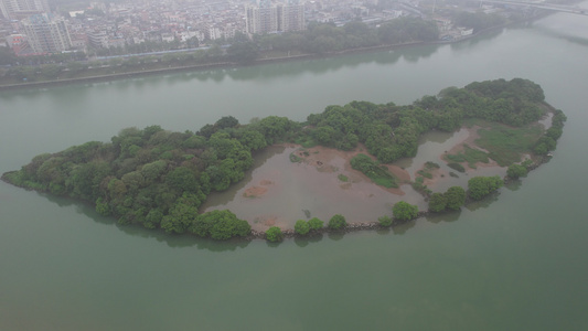 烟雨中的江心小岛航拍视频