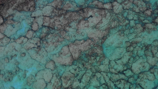 希腊克里特岛完美清澈的蓝色绿松石水的航拍画面美丽的视频