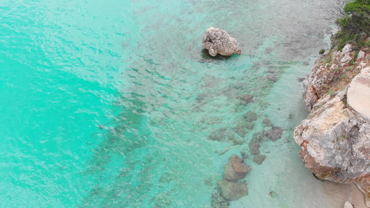 绿海和岩石海岸线视频