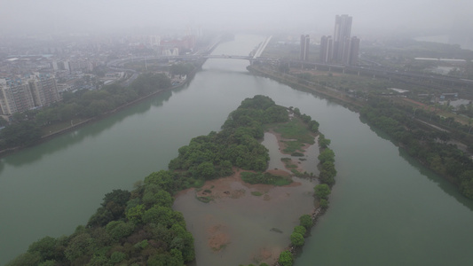 烟雨中的江心小岛航拍视频