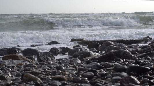 在石头海岸上的波浪在海岸上冲浪视频