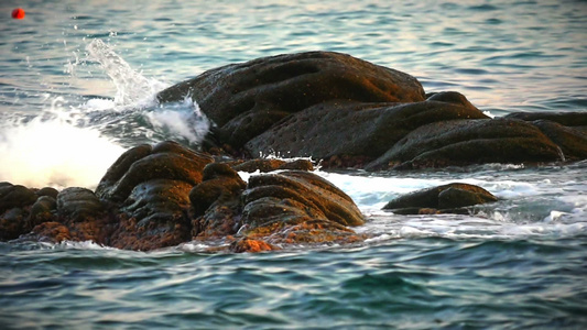 海中岩石上坠落的海浪视频