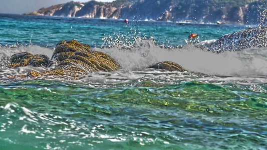 海中岩石上坠落的海浪视频