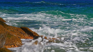 海浪冲击岸边的岩石29秒视频