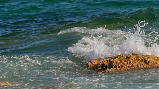 海中岩石上坠落的海浪视频