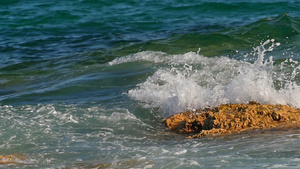 海中岩石上坠落的海浪27秒视频