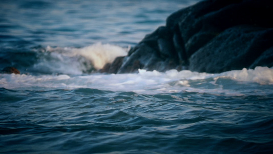 海中岩石上坠落的海浪视频