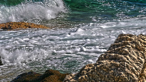 海中岩石上的海浪29秒视频