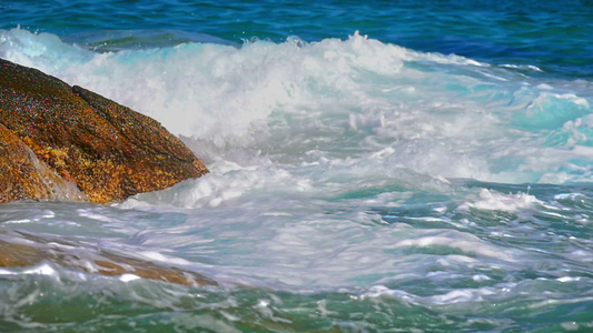 海中岩石上坠落的海浪视频