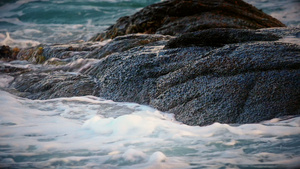 海中岩石上坠落的海浪26秒视频