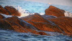 海浪冲击岸边的岩石28秒视频