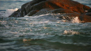 海中岩石上坠落的海浪29秒视频