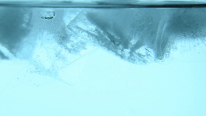 立方体冰块在蓝水中漂浮40秒视频