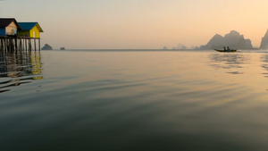 日落时渔民的房屋在水域边缘上方升起12秒视频