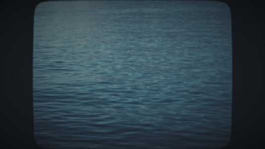 湖中平静的蓝水视频