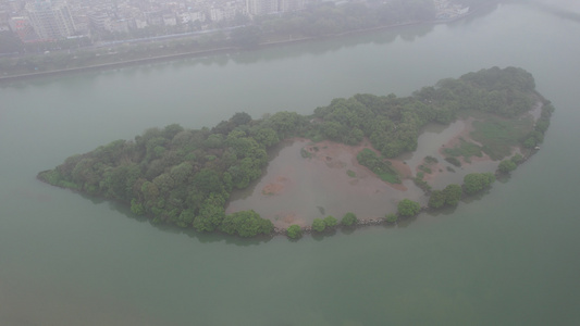 烟雨中的江心小岛航拍视频