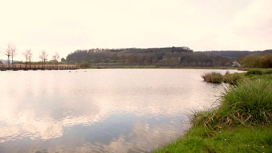 水面上反射着小湖和美丽的天空的片段视频