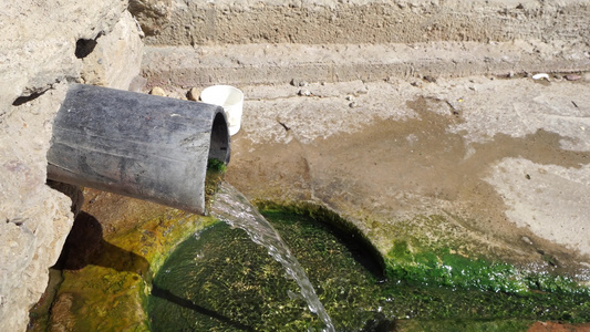农村自来水管的自然泉源流出乡下的水流视频