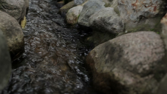 石头之间有水流视频