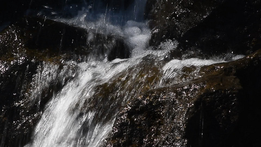 岩石上快速水流的瀑布视频