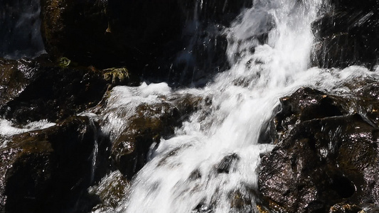 岩石上快速水流的瀑布视频