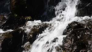 岩石上快速水流的瀑布16秒视频