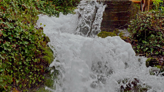 山上瀑布河的慢运动4k视频