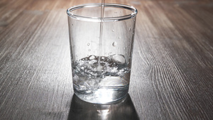 玻璃杯子中的水15秒视频
