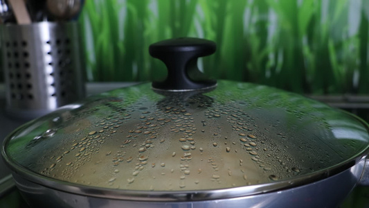 在做饭时水滴在锅的玻璃盖上视频