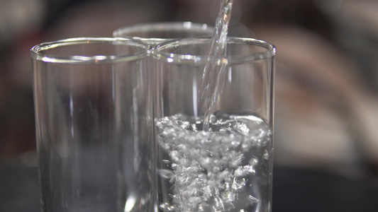 将饮用水倒入一个玻璃杯即电影Dof视频