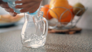 儿童从塑料瓶慢慢地从塑料瓶里倒进一壶干净的饮用水中14秒视频