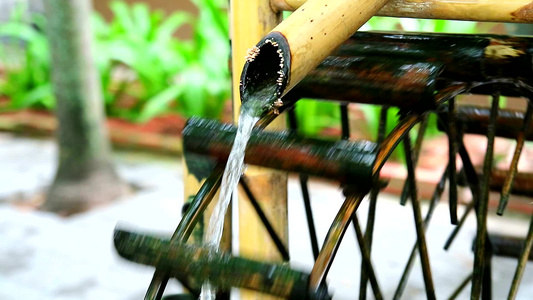 由花园里装饰的竹子制成的水轮3视频