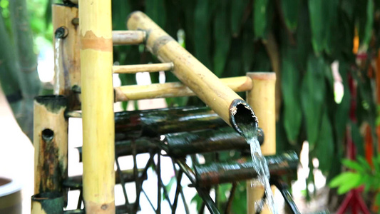 由花园装饰的竹子制成的水轮4视频