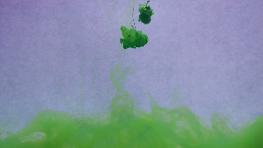 水中的绿墨水创造抽象形状和形态视频