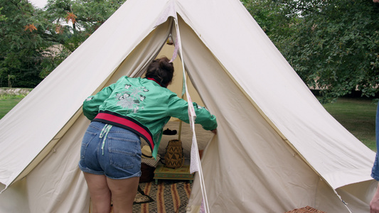 男人和女人进入帐篷视频