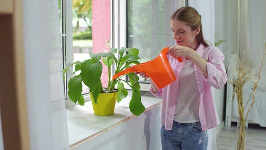 以水罐为原料的女童浇灌植物视频