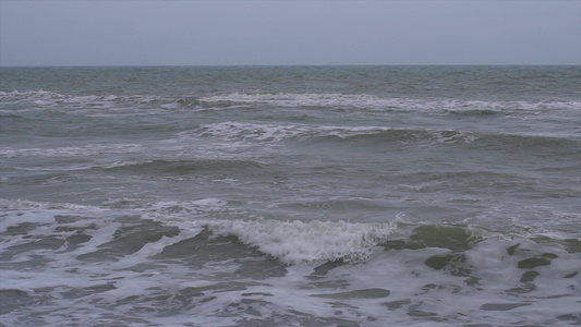 海岸的暴风雨视频