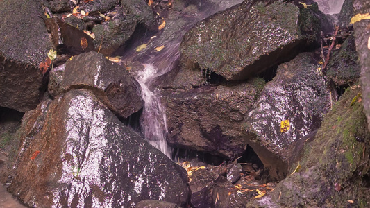 岩石之间的水流视频