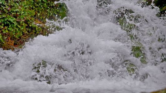 山水瀑布缓慢运动风景视频
