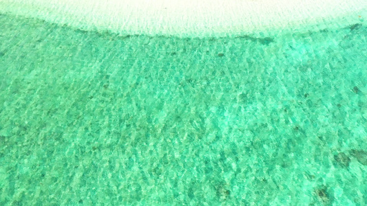 绿宝石海水作为本底热带环礁湖中的海水表面视频