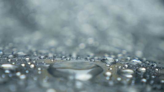金属表面水滴的大型水滴视频