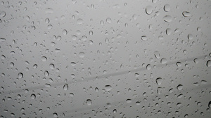 特写雨落在汽车的挡风玻璃上水滴在玻璃上雨天水在玻璃60秒视频