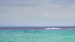在海平线上驾着水车的男子夏季沙滩游乐14秒视频