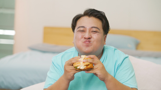 4k胖男生吃汉堡视频