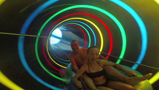 Aqua公园滑水管上令人惊叹的家庭享受视频